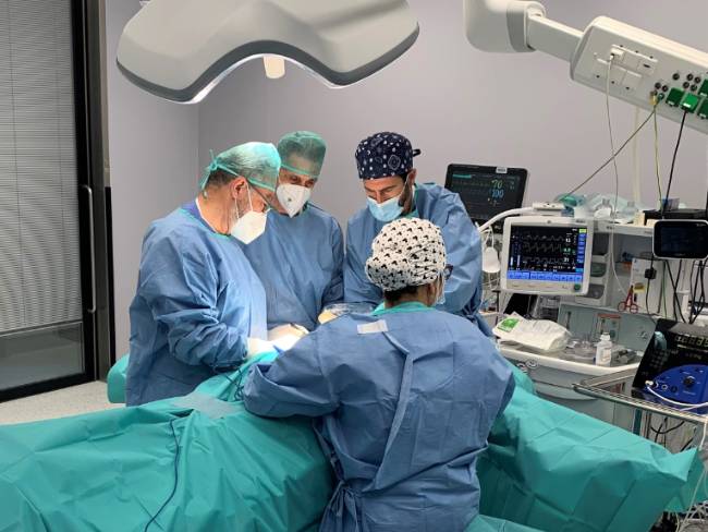 Los doctores Bascuñana y Contreras realizando una detección intraoperatoria de ganglio centinela.