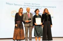 La Dra. Llamas recogió el Premio BiC al Mejor Hospital en Hematología junto al Dr. José Luis López