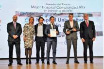 Juan Antonio Álvaro de la Parra recogió el Premio BiC al Mejor Hospital de Alta Complejidad junto a Josu Rodríguez, el Dr. Jarvier Arcos y Ana Gloria Moreno