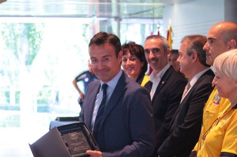 2018 07 25 El Dr. Martín Reyes recoge premio en nombre del Servicio de Cardiología