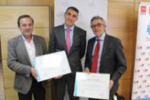 Álvaro de la Parra y el Dr. Sastre muestran los dos diplomas acreditativos junto al Dr. Javier DoderoD