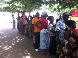 Un grupo de pediatras sevillanos vacuna a 18.000 niños en Costa de Marfil contra la meningitis y la fiebre tifoidea