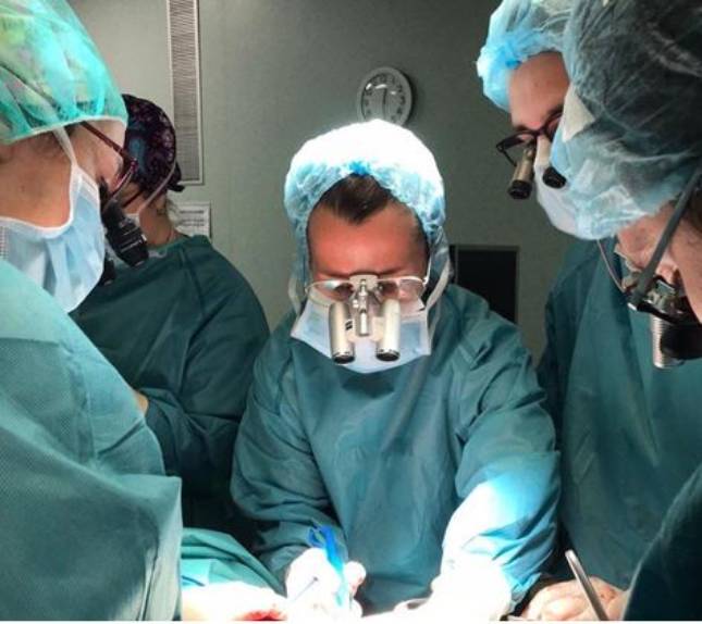 Detalle Dra. Ruiz Castilla en una cirugia de reconstrucción de gemelo con injerto de piel parcial