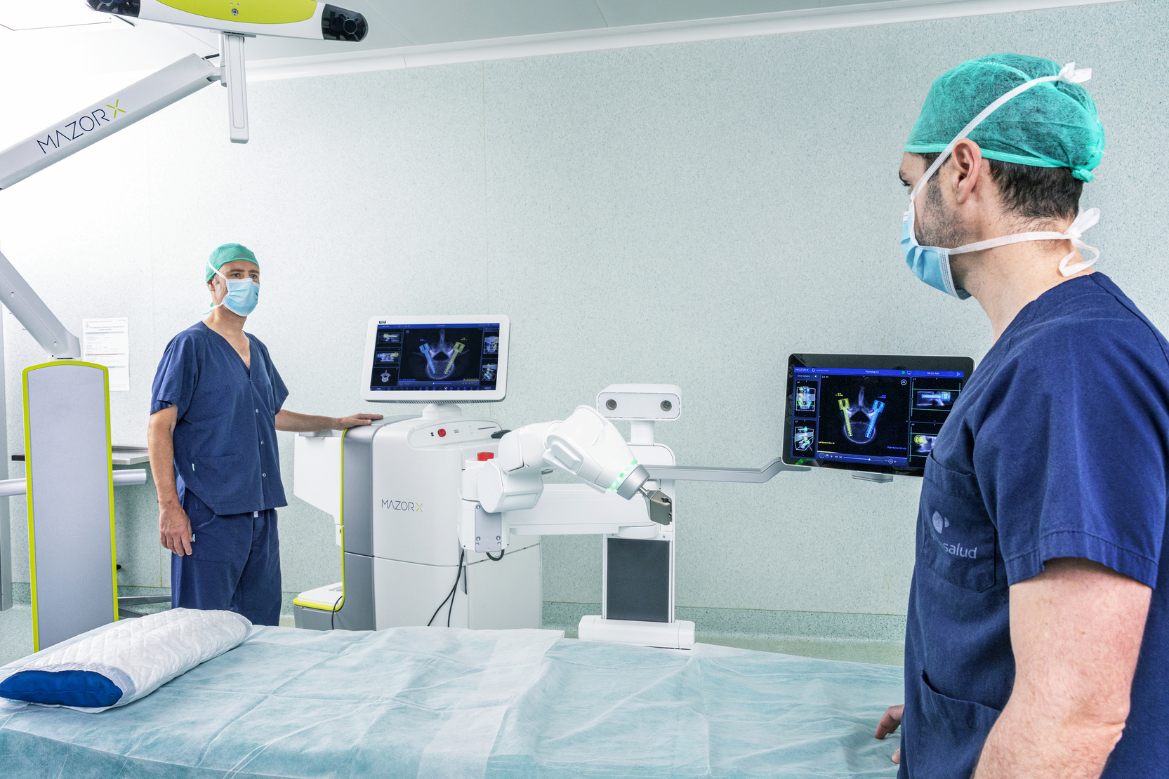 Hospital Quirónsalud Barcelona_ Robot Mazor X_ Dr. Clavel y Dr. Catalá