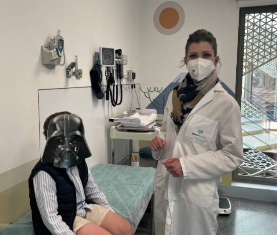 La doctora Vargas con un paciente.