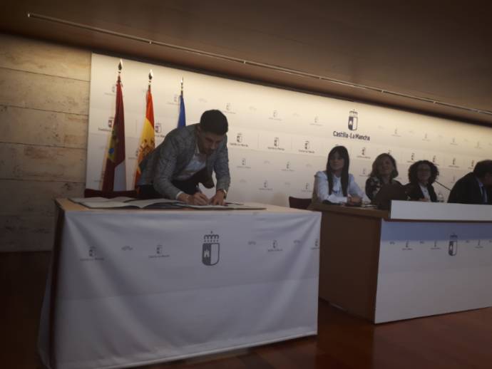 Firma Quirónsalud Toledo acta adhesión grupo trabajo Nursing Now Castilla La Mancha