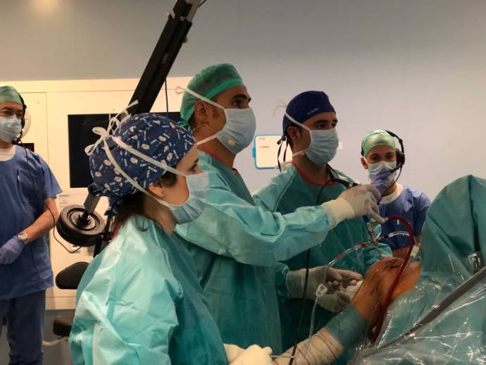 Un momento de una de las cirugías en directo que se llevaron a cabo durante el curso