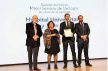El Dr. Miguel Sánchez Encimas recogió el Premio BiC al Mejor Hospital en Urología junto a la Dra. Carmen González Enguita