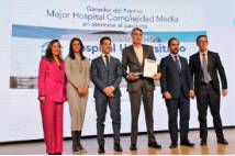 Juan Antonio Álvaro de la Parra recogió el Premio BiC al Mejor Hospital de Complejidad Media junto a Marta del Olmo, el Dr. Juan Rey y Vanessa Carrasco