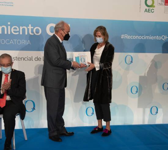 Berta Pascual recoge el reconocimiento concedido al Hospital Quironsalud Córdoba.