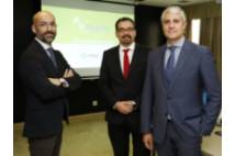 2018 10 16 El Dr. Piñeiro, entre los doctores Salamanca y Joaquín Mateos, director médico de MSD España