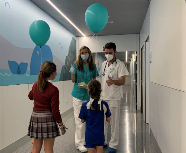 Dos niñas reciben sus globos con motivo del Día Nacional del Niño Hospitalizado