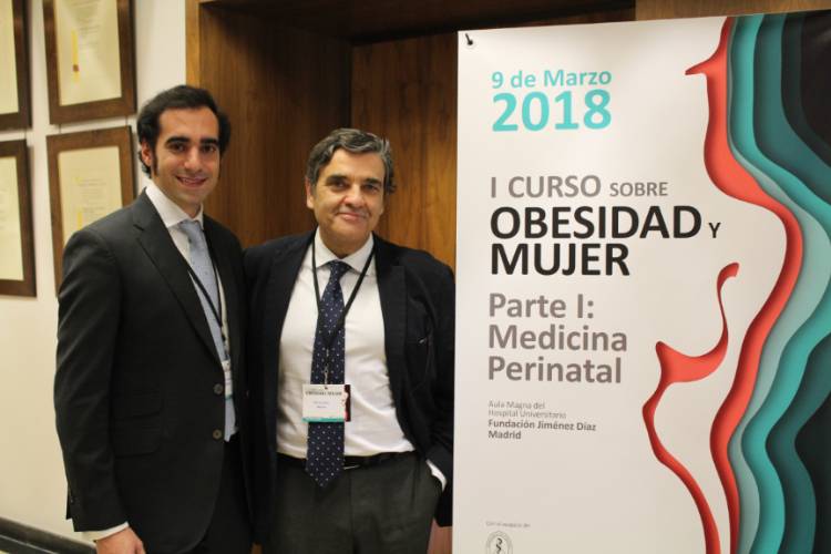 2018 03 21 El Dr. Albi (dcha) y el Dr. Orozco en la entrada del Aula Magna de la FJD, donde se celebró el curso