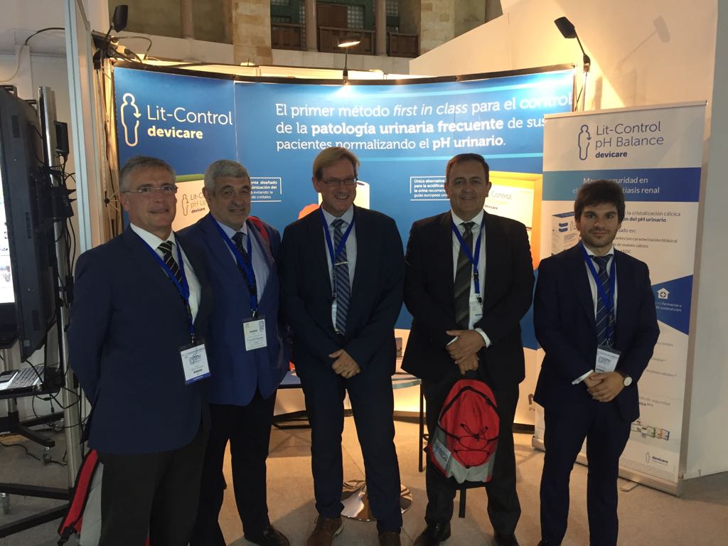 Representantes de la junta de la Asociación Española de Urología con el equipo de Devicare.