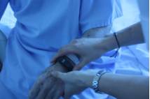 Una pulsera de monitorización transfiere a la historia clínica los pasos que anda el paciente, la frecuencia cardiaca y las horas de sueño diariamente