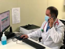 El pediatra Andrés Osuna realizando una consulta teléfonica en urgencias
