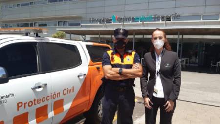Protección civil recoge los menús solidarios en Quirónsalud Tenerife