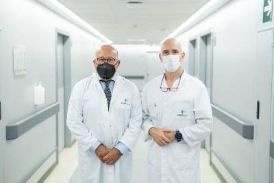 El jefe de Cirugía, el doctor Hermógenes Díaz, y el director médico, el doctor Óscar Blasco, de Quirónsalud Tenerife (1)