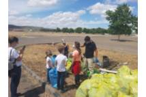 pesando y valorando residuos recogidos equipo Quirónsalud Toledo