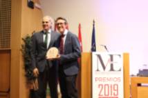 2019 11 25 El Dr. Rey, al recoger el premio de manos de Ruiz Escudero