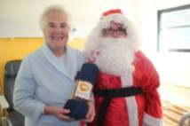 Los mayores hospitalizados en el HGV recibieron un bonito y práctico regalo de Papá Noel
