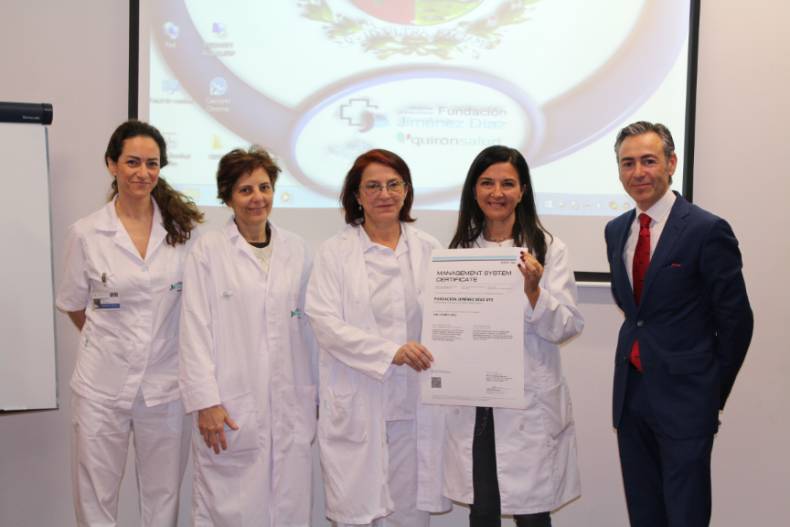2018 03 22 La Dra. Hernández (dcha) en el momento de recibir la certificación de la unidad