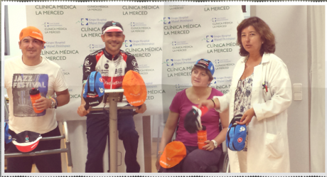Ciclistas regalando maillots a los pacientes de daño cerebral