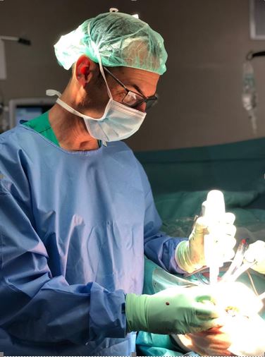 Detalle Dr. Puig Verdié finalizando una cirugia de recambio de prótesis en 2 tiempos