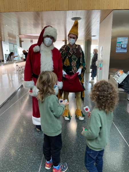 Santa Claus visita el Hospital Quirónsalud Barcelona 2