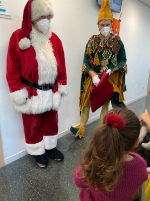 Santa Claus visita el Hospital Quirónsalud Barcelona 3