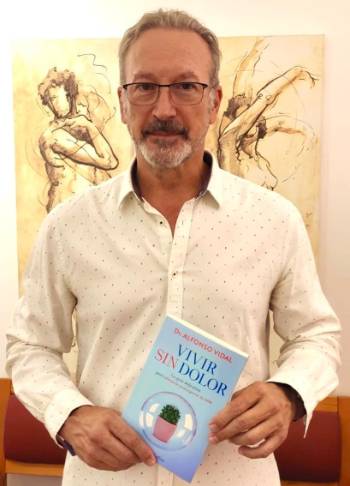 Dr Alfosno Vidal con su libro