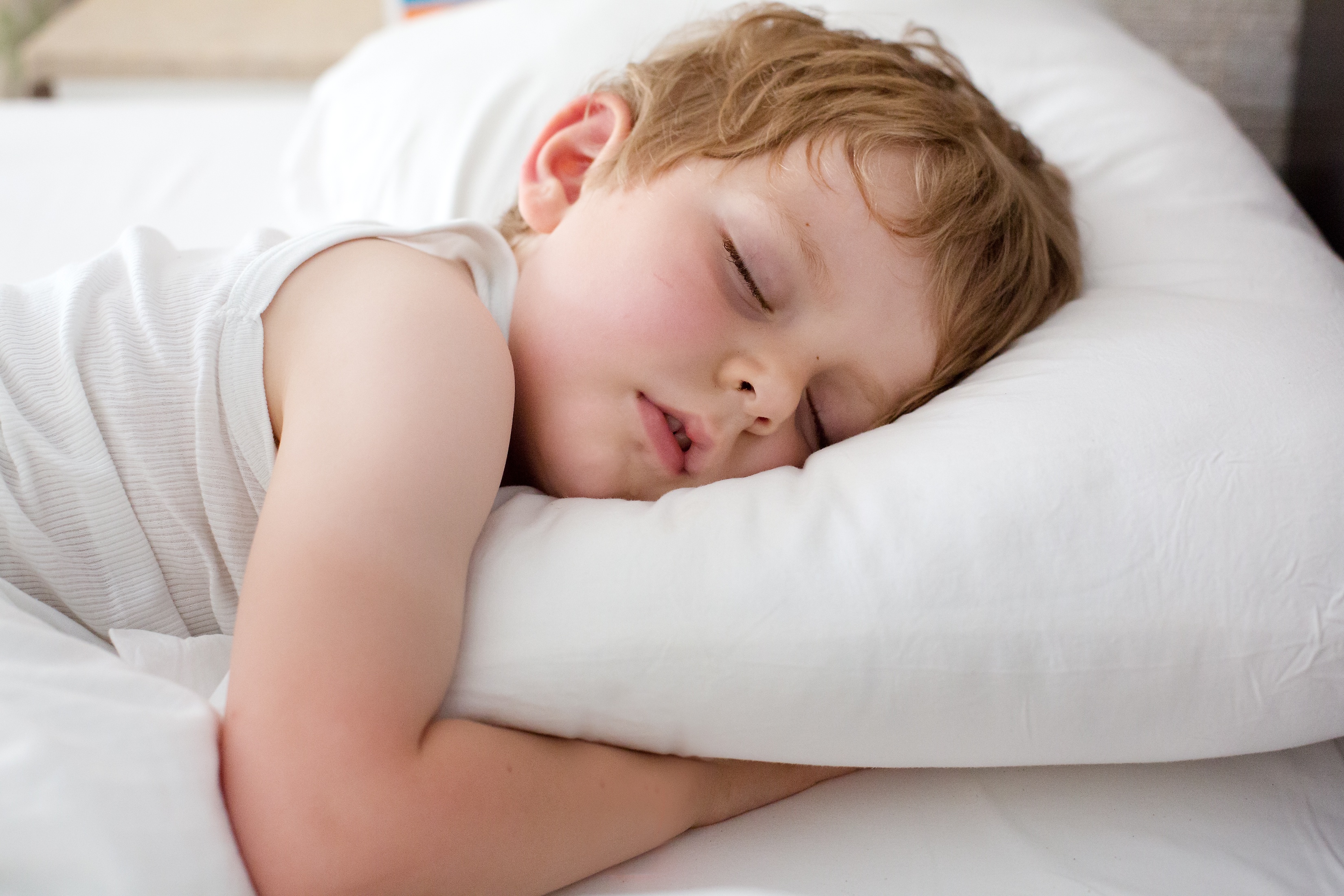 Сильно потеет голова во сне у ребенка. Спящие волосы у младенцев. Потеет во сне. У ребёнка во сне сильно потеет 8 лет.