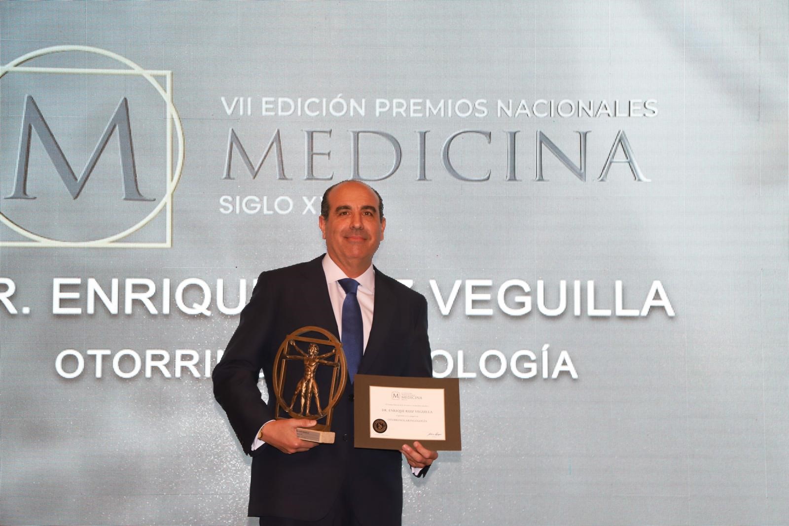 El dr. Ruiz Veguilla con el premio