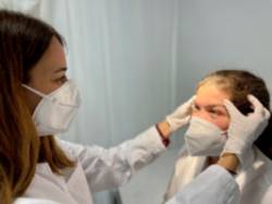 La dermatóloga Araceli Corrales revisando a una paciente