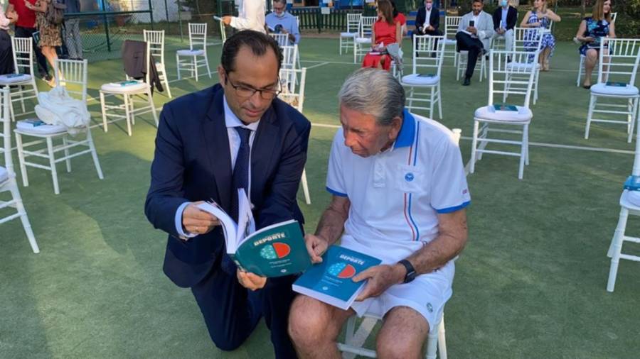 Dr. Jesús Herrera y el tenista Manuel Santana
