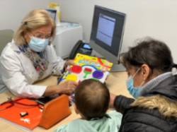 Una doctora enseña un juguete a un niño