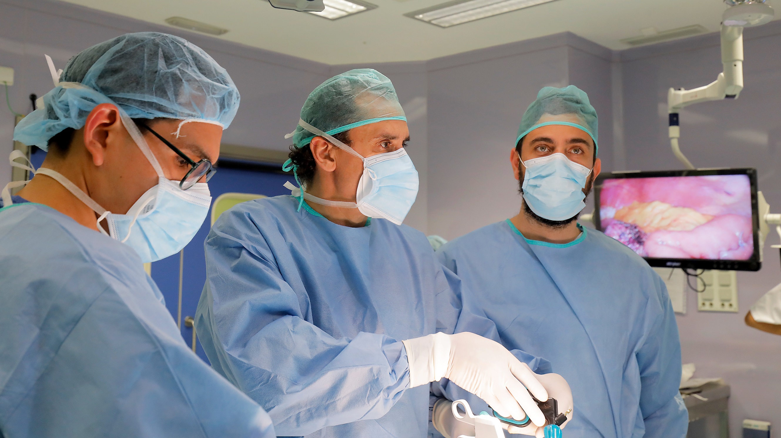 El doctor Morales y su equipo de cirugía durante una intervención