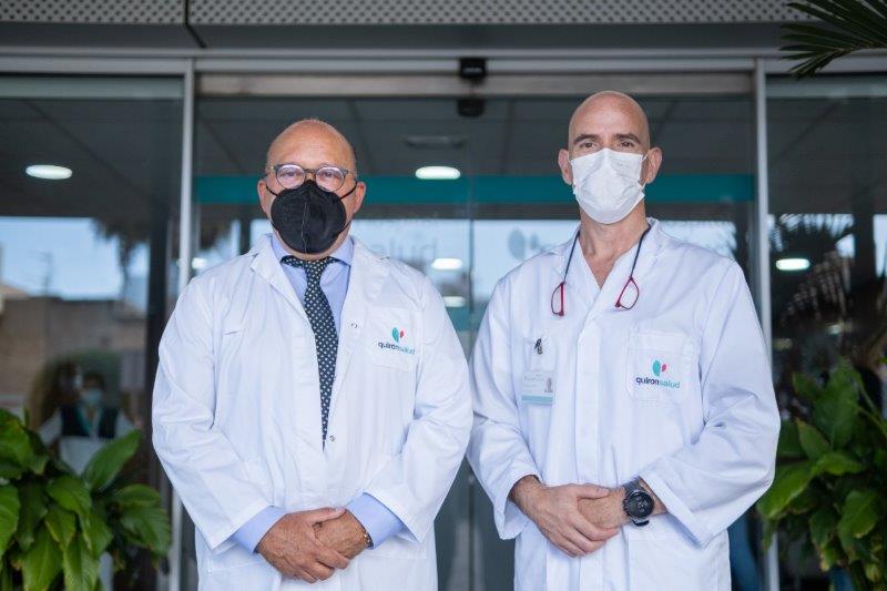 El jefe de Cirugía, el doctor Hermógenes Díaz, y el director médico, el doctor Óscar Blasco, de Quirónsalud Tenerife