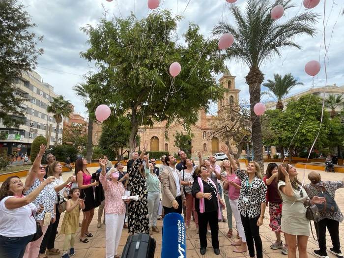 suelta de globos en la plaza del Ayuntamiento de Torrevieja con motivo del día Internacional del cáncer de Mama