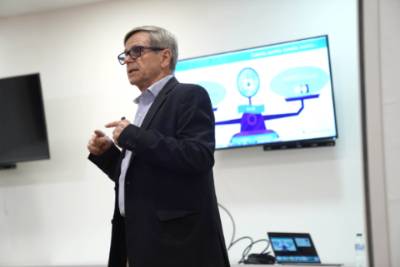 El Dr. Pin en las instalaciones del Valencia Basket en una charla acerca de la importancia del sueño